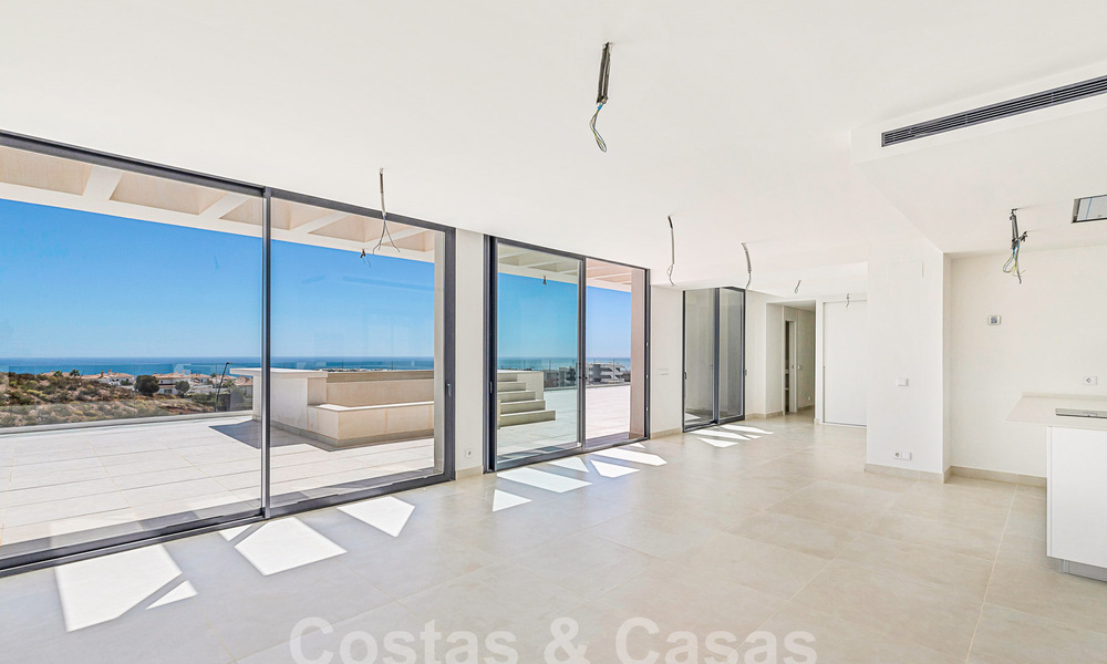 Moderno ático con vistas al mar y piscina privada en venta i/e innovador complejo de estilo de vida en Benalmádena, Costa del Sol 60930