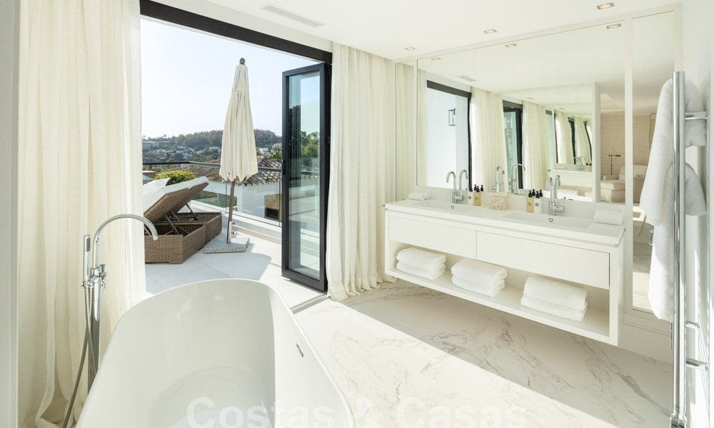 Espectacular villa de lujo en venta con vistas al mar en el valle del golf de Nueva Andalucía, Marbella 61077