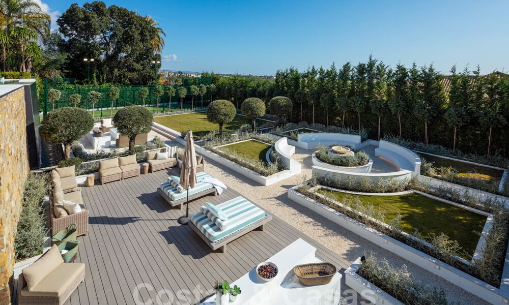 Espectacular villa de lujo en venta con vistas al mar en el valle del golf de Nueva Andalucía, Marbella 61100