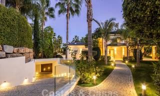 Villa de lujo contemporánea en venta, ubicación única en primera línea de golf en Nueva Andalucía, Marbella 61115 