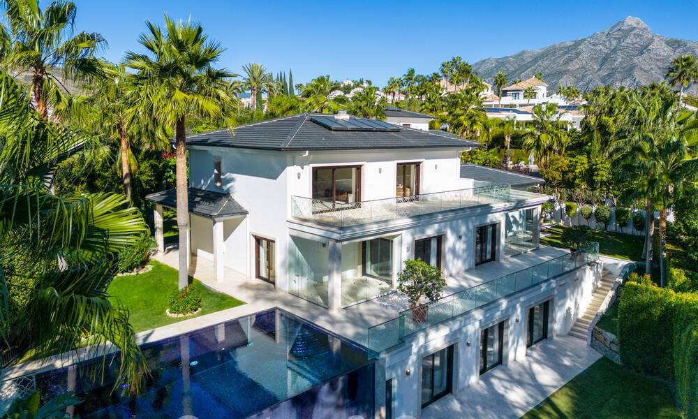 Villa de lujo contemporánea en venta, ubicación única en primera línea de golf en Nueva Andalucía, Marbella 61119