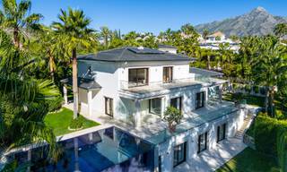 Villa de lujo contemporánea en venta, ubicación única en primera línea de golf en Nueva Andalucía, Marbella 61119 