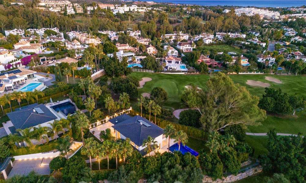 Villa de lujo contemporánea en venta, ubicación única en primera línea de golf en Nueva Andalucía, Marbella 61122