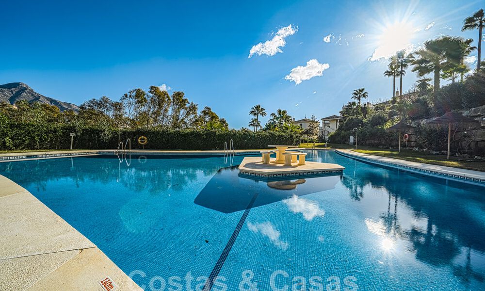 Ático reformado de calidad en venta con acogedora terraza y vistas al mar en Nueva Andalucia, Marbella 61141