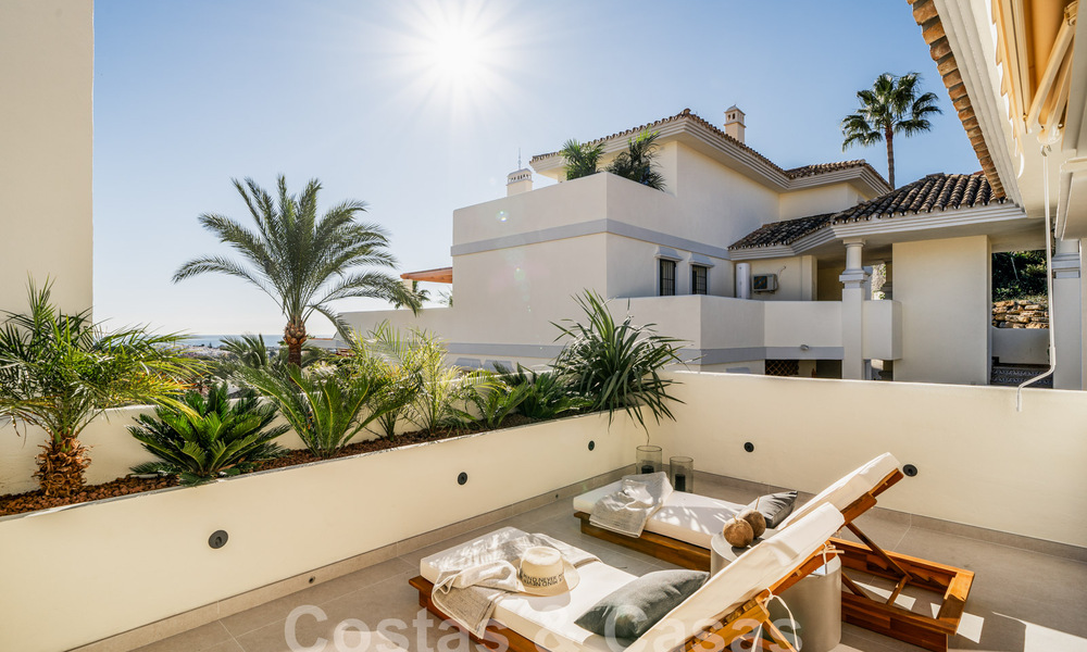 Ático reformado de calidad en venta con acogedora terraza y vistas al mar en Nueva Andalucia, Marbella 61144