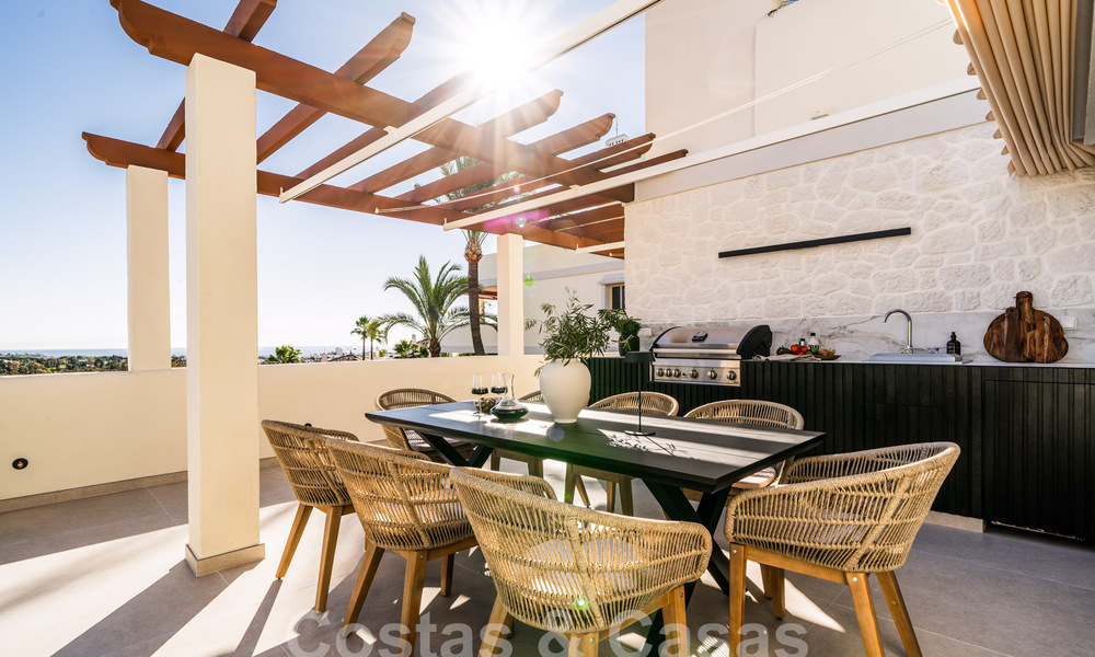 Ático reformado de calidad en venta con acogedora terraza y vistas al mar en Nueva Andalucia, Marbella 61154