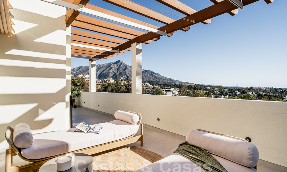 Ático reformado de calidad en venta con acogedora terraza y vistas al mar en Nueva Andalucia, Marbella 61155