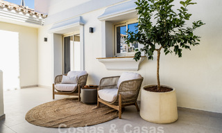 Ático reformado de calidad en venta con acogedora terraza y vistas al mar en Nueva Andalucia, Marbella 61161 
