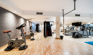 Moderno apartamento reformado en venta en complejo cerrado y céntrico en Nueva Andalucia, Marbella 61197 