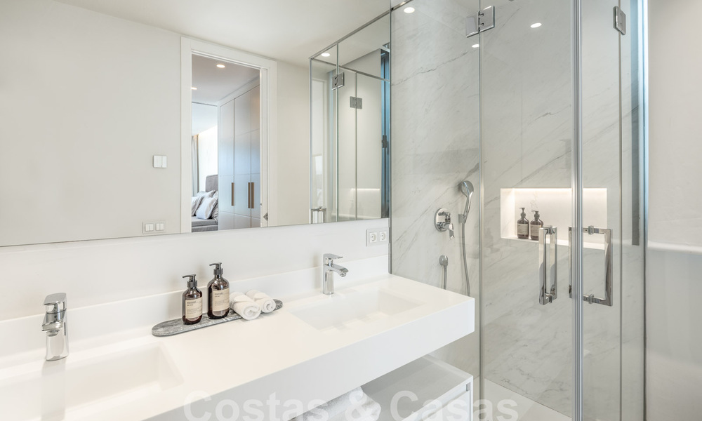 Se vende sofisticada villa de lujo lista para entrar a vivir en el valle del golf de Nueva Andalucia, Marbella 61320