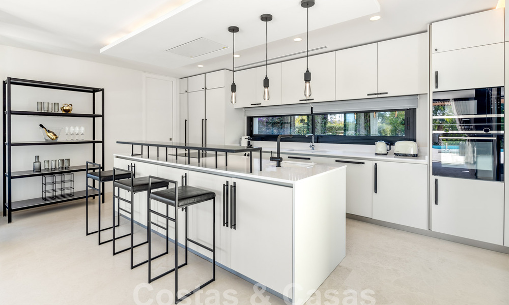 Se vende sofisticada villa de lujo lista para entrar a vivir en el valle del golf de Nueva Andalucia, Marbella 61330