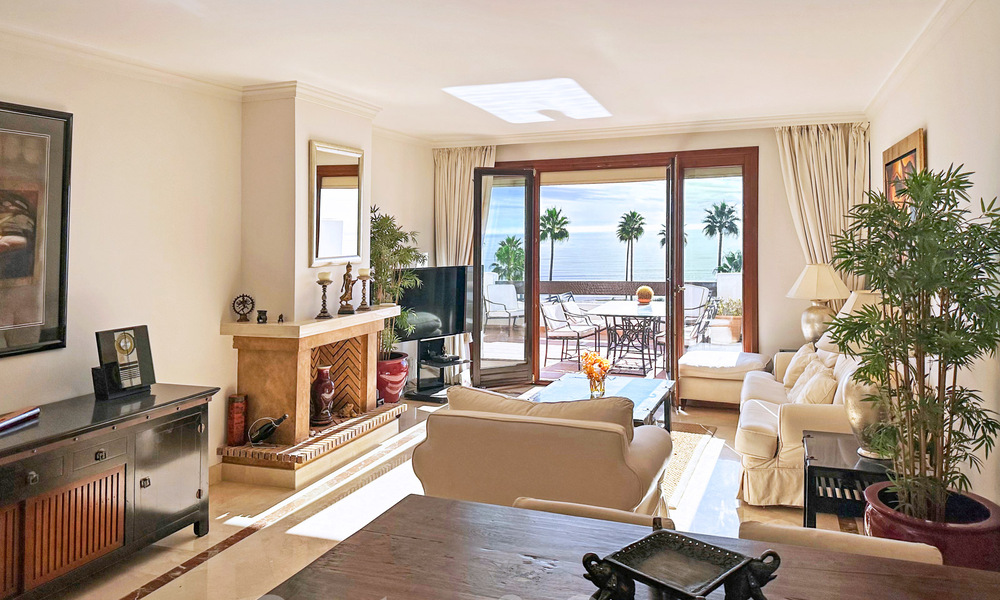 Amplio ático en venta en complejo cerrado de playa con vistas despejadas al mar en la Nueva Milla de Oro, Marbella - Estepona 61417