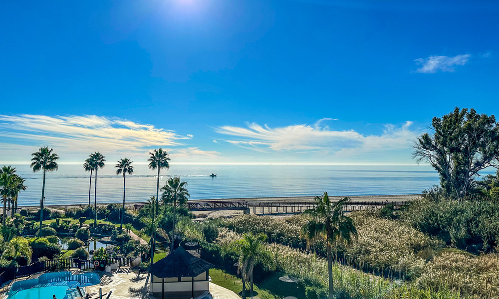 Amplio ático en venta en complejo cerrado de playa con vistas despejadas al mar en la Nueva Milla de Oro, Marbella - Estepona 61420
