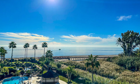 Amplio ático en venta en complejo cerrado de playa con vistas despejadas al mar en la Nueva Milla de Oro, Marbella - Estepona 61420