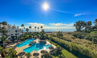 Amplio ático en venta en complejo cerrado de playa con vistas despejadas al mar en la Nueva Milla de Oro, Marbella - Estepona 61421 