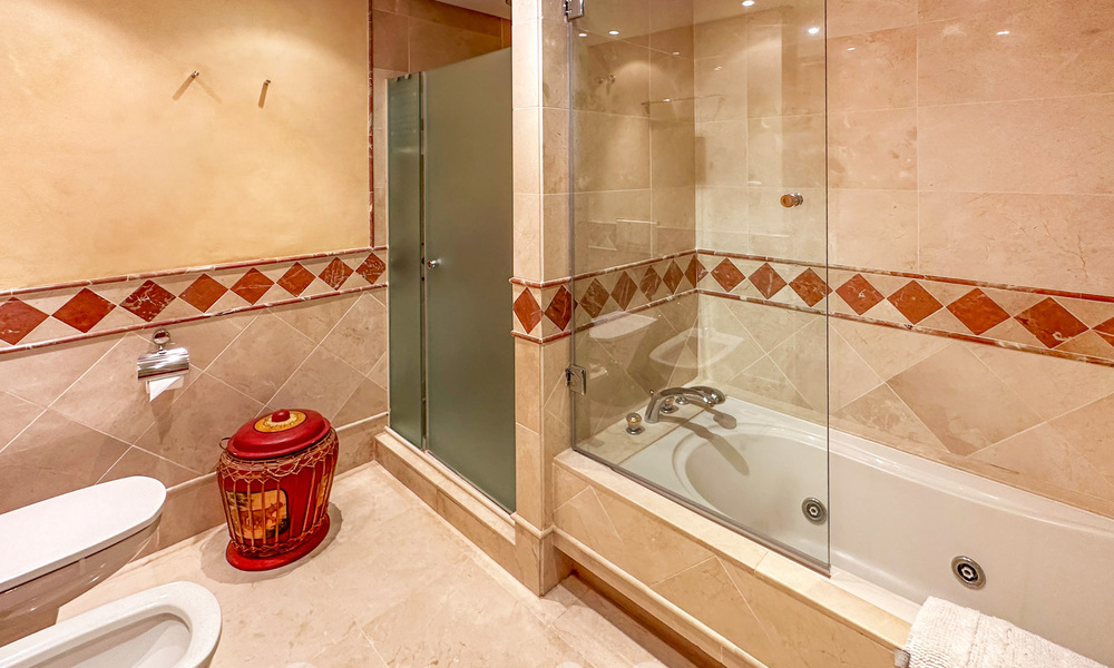 Amplio ático en venta en complejo cerrado de playa con vistas despejadas al mar en la Nueva Milla de Oro, Marbella - Estepona 61424