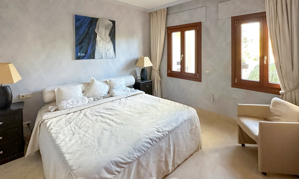 Amplio ático en venta en complejo cerrado de playa con vistas despejadas al mar en la Nueva Milla de Oro, Marbella - Estepona 61427