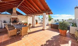 Amplio ático en venta en complejo cerrado de playa con vistas despejadas al mar en la Nueva Milla de Oro, Marbella - Estepona 61430 