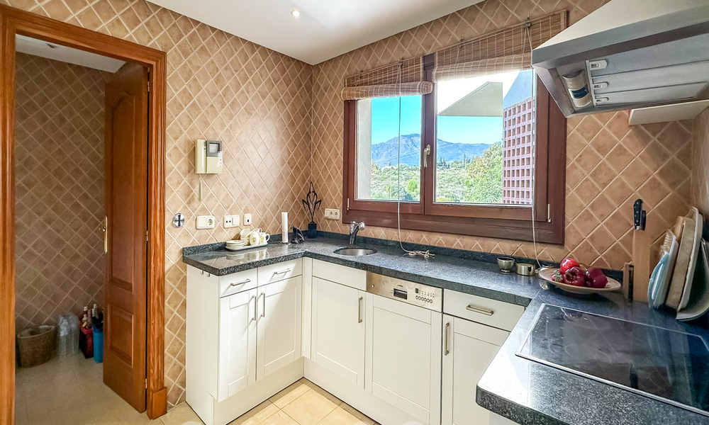 Amplio ático en venta en complejo cerrado de playa con vistas despejadas al mar en la Nueva Milla de Oro, Marbella - Estepona 61431