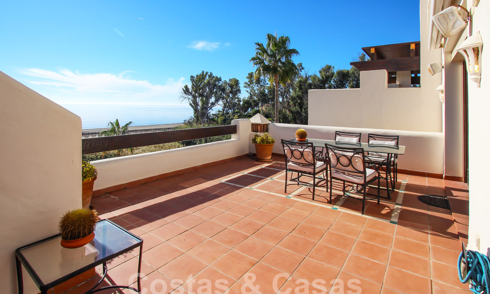 Amplio ático en venta en complejo cerrado de playa con vistas despejadas al mar en la Nueva Milla de Oro, Marbella - Estepona 61432