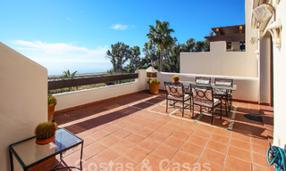 Amplio ático en venta en complejo cerrado de playa con vistas despejadas al mar en la Nueva Milla de Oro, Marbella - Estepona 61432 