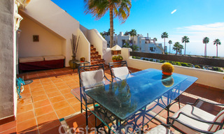 Amplio ático en venta en complejo cerrado de playa con vistas despejadas al mar en la Nueva Milla de Oro, Marbella - Estepona 61434 