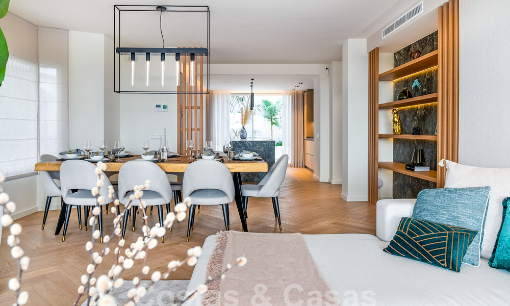 Lujosa casa adosada reformada en venta en una zona residencial preferida de la Milla de Oro de Marbella 61585