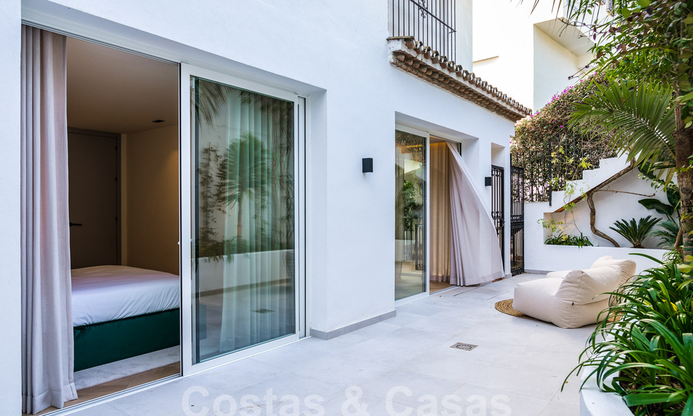Lujosa casa adosada reformada en venta en una zona residencial preferida de la Milla de Oro de Marbella 61589