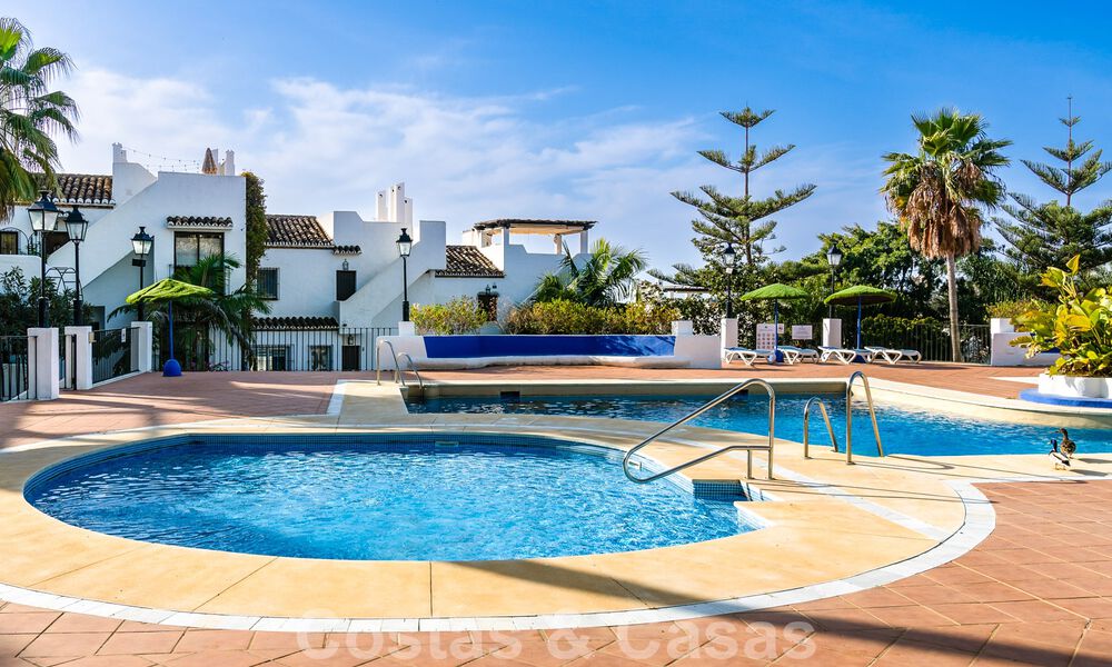 Lujosa casa adosada reformada en venta en una zona residencial preferida de la Milla de Oro de Marbella 61627