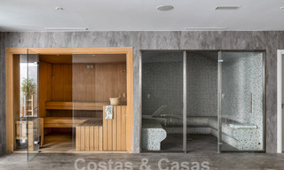 Sofisticado y espacioso ático de lujo en venta con vistas panorámicas al mar en un complejo exclusivo en Nueva Andalucia, Marbella 61206 