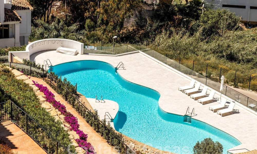 Sofisticado y espacioso ático de lujo en venta con vistas panorámicas al mar en un complejo exclusivo en Nueva Andalucia, Marbella 61207