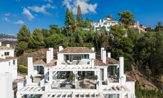 Sofisticado y espacioso ático de lujo en venta con vistas panorámicas al mar en un complejo exclusivo en Nueva Andalucia, Marbella 61213 