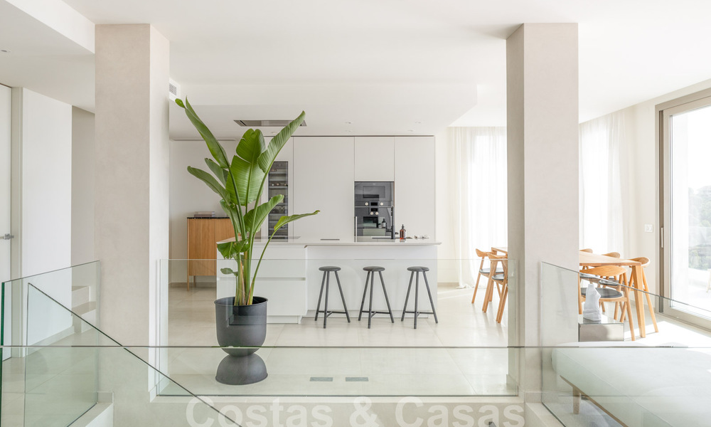 Sofisticado y espacioso ático de lujo en venta con vistas panorámicas al mar en un complejo exclusivo en Nueva Andalucia, Marbella 61215