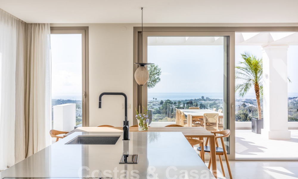 Sofisticado y espacioso ático de lujo en venta con vistas panorámicas al mar en un complejo exclusivo en Nueva Andalucia, Marbella 61217
