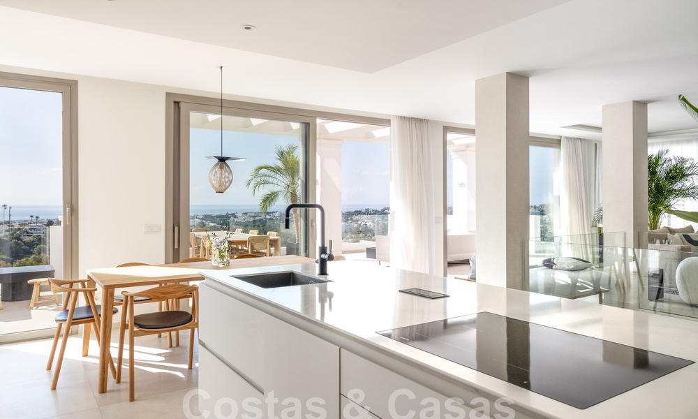 Sofisticado y espacioso ático de lujo en venta con vistas panorámicas al mar en un complejo exclusivo en Nueva Andalucia, Marbella 61218