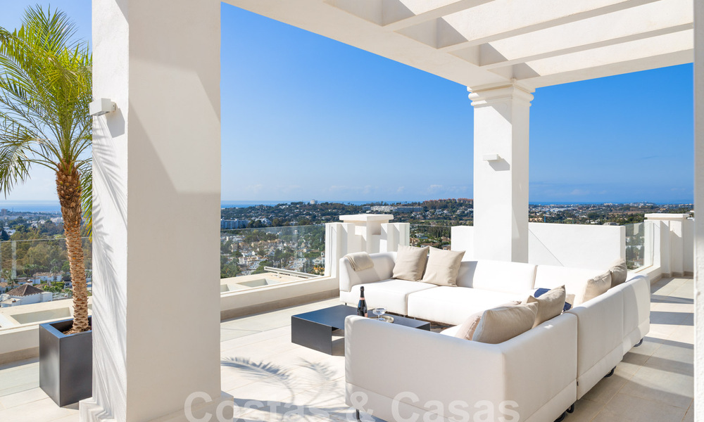 Sofisticado y espacioso ático de lujo en venta con vistas panorámicas al mar en un complejo exclusivo en Nueva Andalucia, Marbella 61222