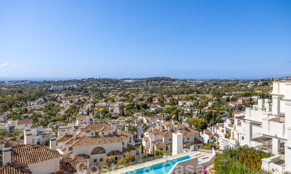 Sofisticado y espacioso ático de lujo en venta con vistas panorámicas al mar en un complejo exclusivo en Nueva Andalucia, Marbella 61224