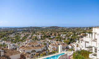 Sofisticado y espacioso ático de lujo en venta con vistas panorámicas al mar en un complejo exclusivo en Nueva Andalucia, Marbella 61224 