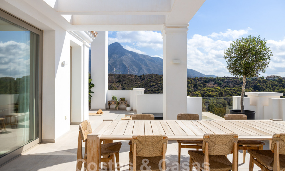 Sofisticado y espacioso ático de lujo en venta con vistas panorámicas al mar en un complejo exclusivo en Nueva Andalucia, Marbella 61225