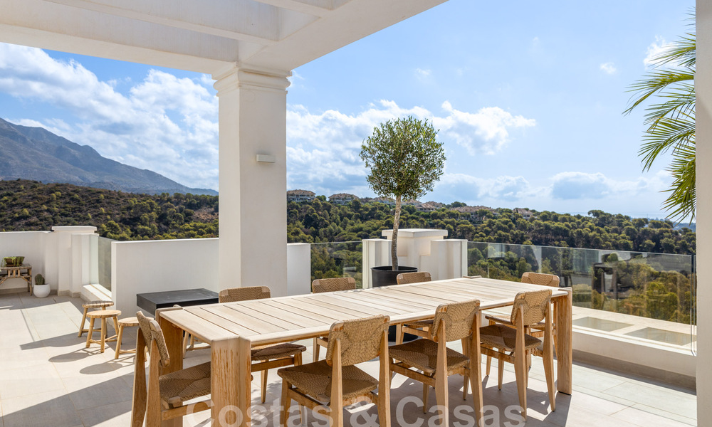 Sofisticado y espacioso ático de lujo en venta con vistas panorámicas al mar en un complejo exclusivo en Nueva Andalucia, Marbella 61226