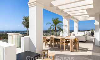 Sofisticado y espacioso ático de lujo en venta con vistas panorámicas al mar en un complejo exclusivo en Nueva Andalucia, Marbella 61227 
