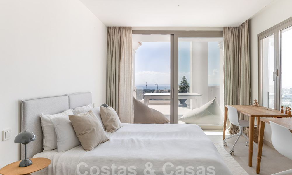 Sofisticado y espacioso ático de lujo en venta con vistas panorámicas al mar en un complejo exclusivo en Nueva Andalucia, Marbella 61229