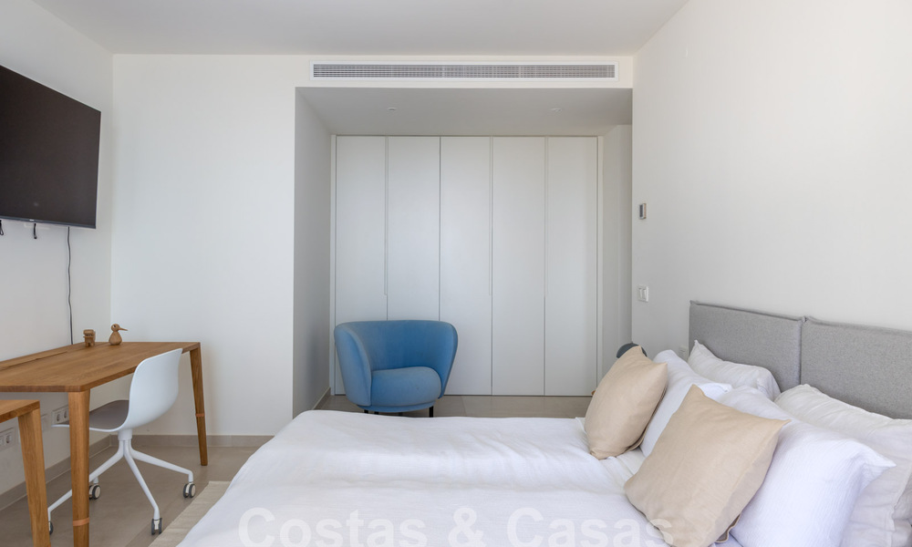 Sofisticado y espacioso ático de lujo en venta con vistas panorámicas al mar en un complejo exclusivo en Nueva Andalucia, Marbella 61231