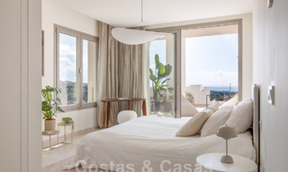 Sofisticado y espacioso ático de lujo en venta con vistas panorámicas al mar en un complejo exclusivo en Nueva Andalucia, Marbella 61234 