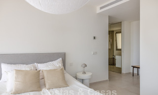 Sofisticado y espacioso ático de lujo en venta con vistas panorámicas al mar en un complejo exclusivo en Nueva Andalucia, Marbella 61235 
