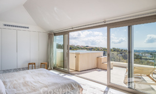 Sofisticado y espacioso ático de lujo en venta con vistas panorámicas al mar en un complejo exclusivo en Nueva Andalucia, Marbella 61238 