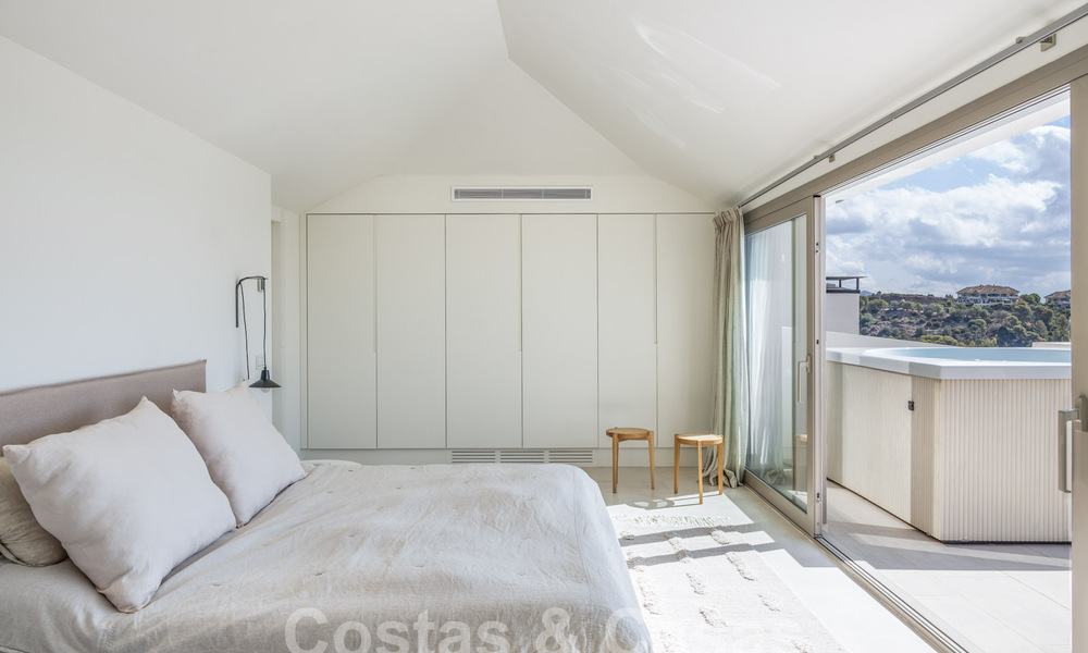 Sofisticado y espacioso ático de lujo en venta con vistas panorámicas al mar en un complejo exclusivo en Nueva Andalucia, Marbella 61239