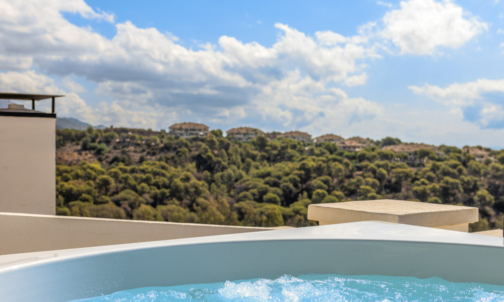 Sofisticado y espacioso ático de lujo en venta con vistas panorámicas al mar en un complejo exclusivo en Nueva Andalucia, Marbella 61246