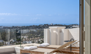 Sofisticado y espacioso ático de lujo en venta con vistas panorámicas al mar en un complejo exclusivo en Nueva Andalucia, Marbella 61248 