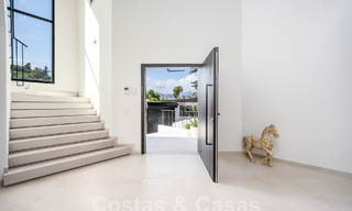 Villa de lujo con diseño mediterráneo moderno en venta en una popular zona de golf en Nueva Andalucía, Marbella 61653 